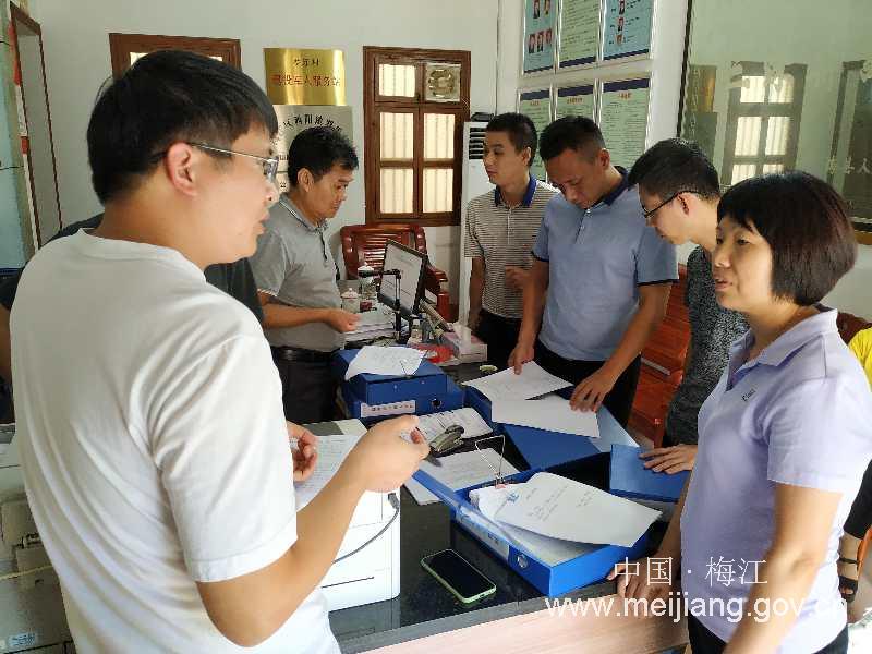 8月2日，区“马上办”督查组联合区农业农村局到西阳镇罗乐村督查脱贫攻坚工作。图为督查组同志在罗乐村检查台账并现场提问